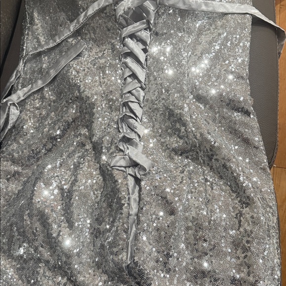 Silver sequins long gown trumpet style
New never worn - Picture 10 of 10